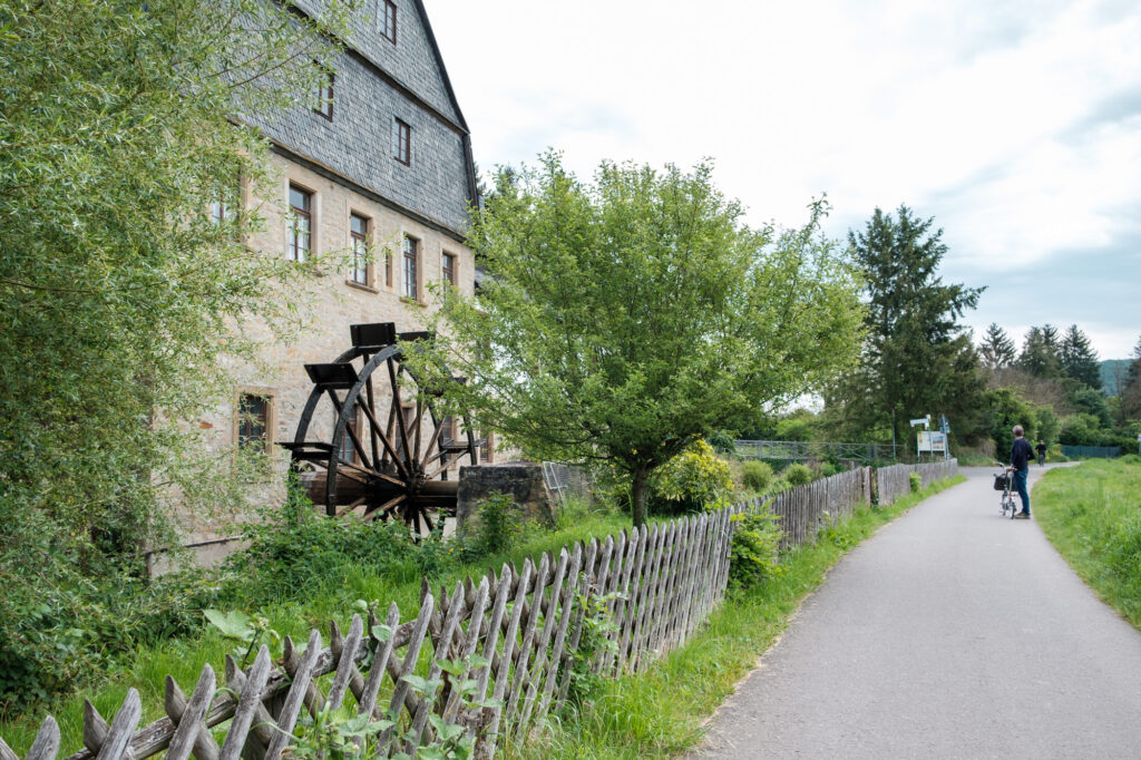 In Bad Sobernheim: Der Radweg führt an einer alten Mühle vorbei.