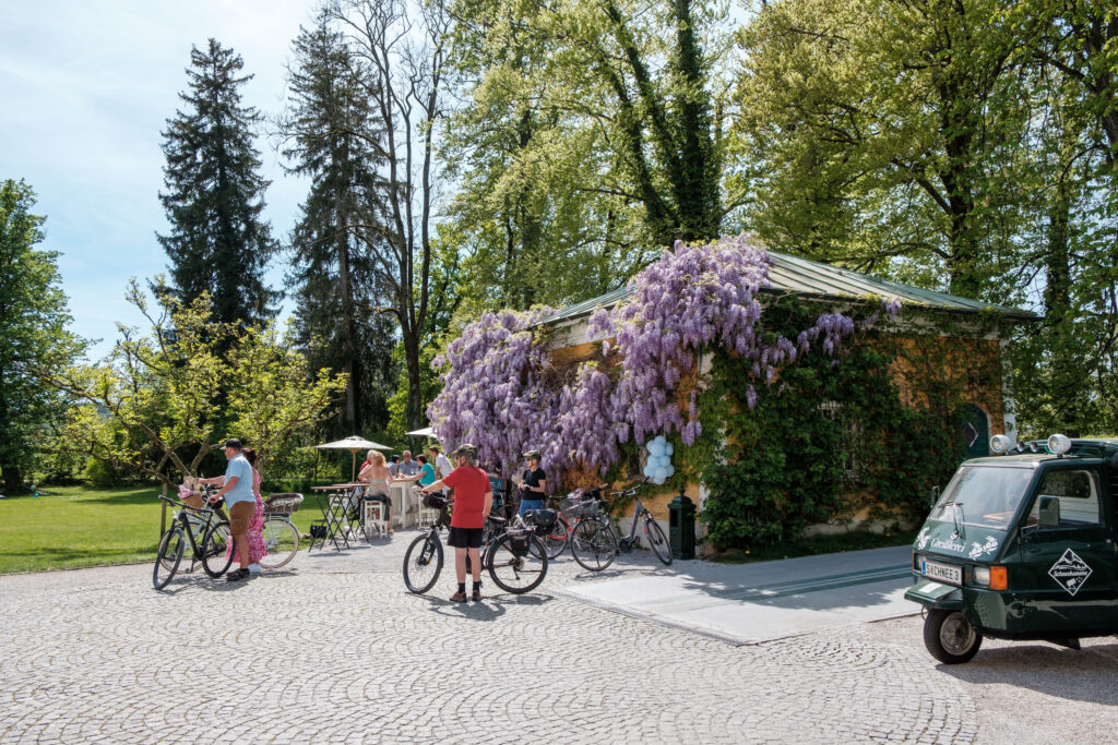 Beliebter Treffpunkt: der kleine Kiosk am Gwandhaus.