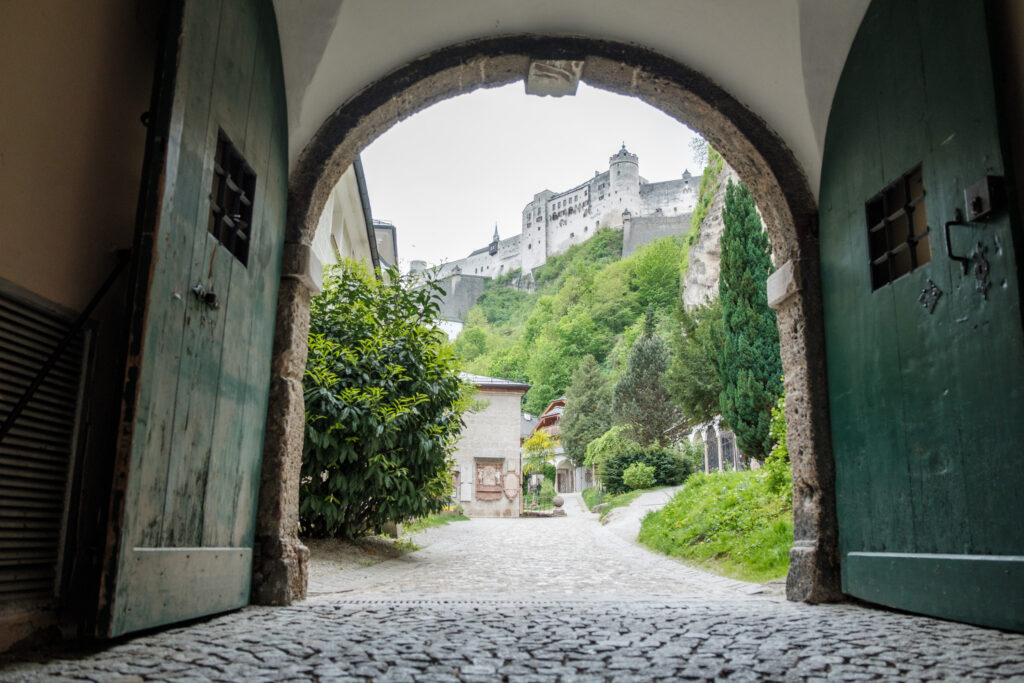 Blick vom Petersfriedhof hinauf zum Festungsberg.