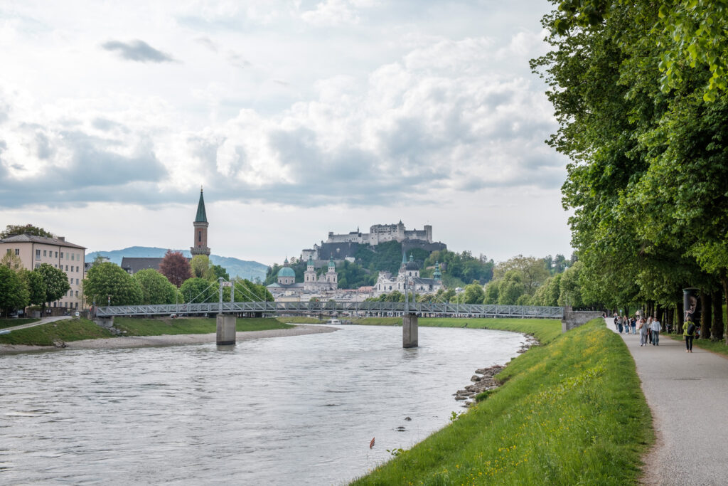 An der Salzach radeln.