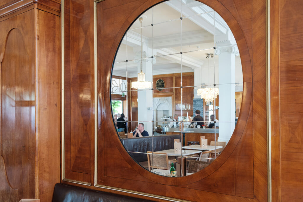 Spiegelszene im Cafè Bazar.