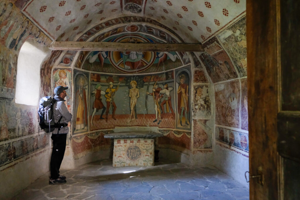 Farbenfroh ausgestaltet: die Cappella di San Sebastiano in Celle di Macra.