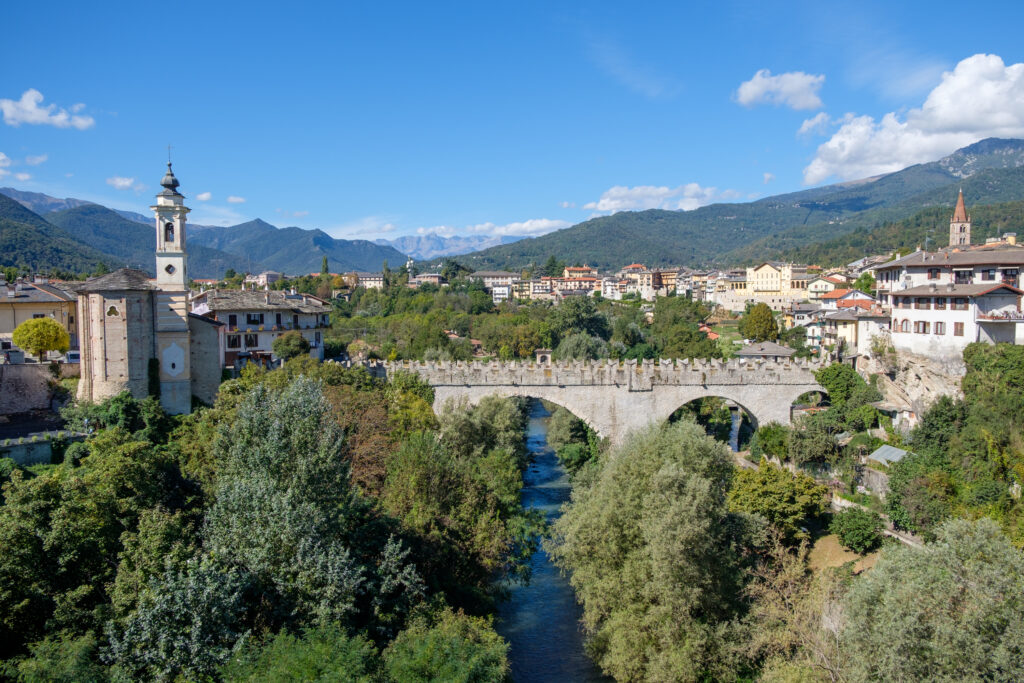 Die Ponte del Diavolo, die Teufelsbrücke, in Dronero, am Eingang zum Valle Maira.