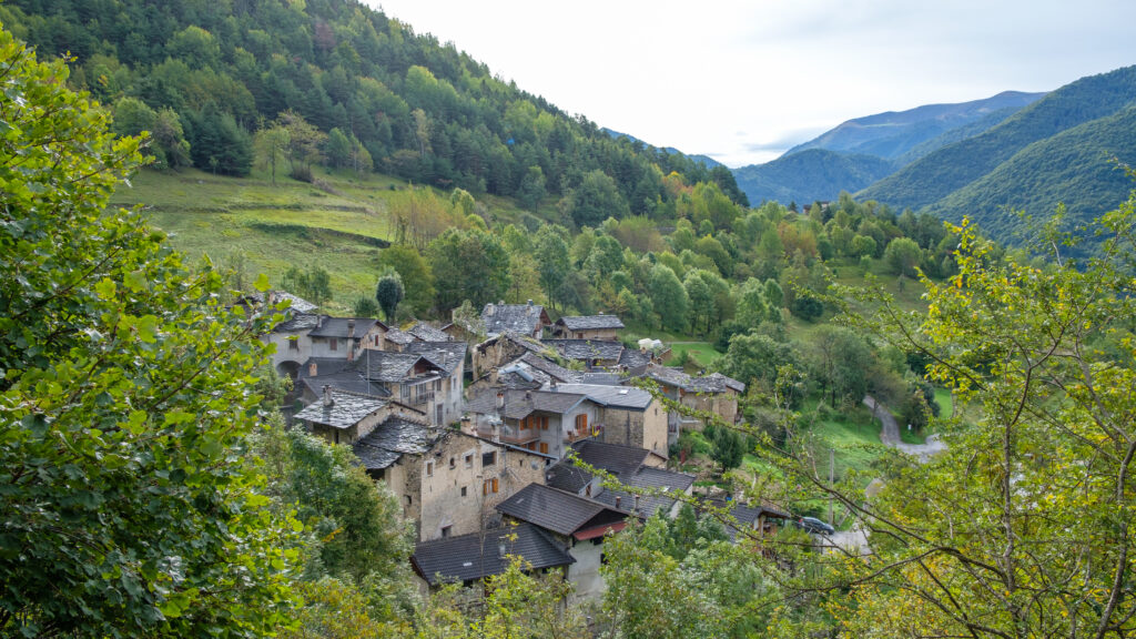 In den Dörfern des Valle Maira schmiegen sich oft die alten Steinhäuser aneinander und um enge Gassen.