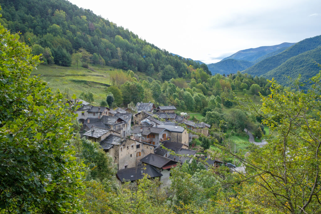 In den Dörfern des Valle Maira schmiegen sich oft die alten Steinhäuser aneinander und um enge Gassen.