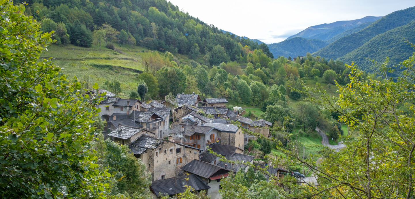 In den Dörfern des Valle Maira schmiegen sich oft die alten Steinhäuser aneinander und um enge Gassen.