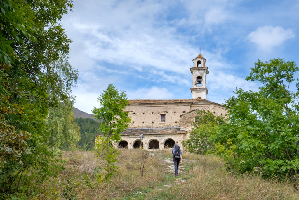 Über einen schmalen Pfad "von hinten" erreichbar: die Wallfahrtskirche Santa Maria.