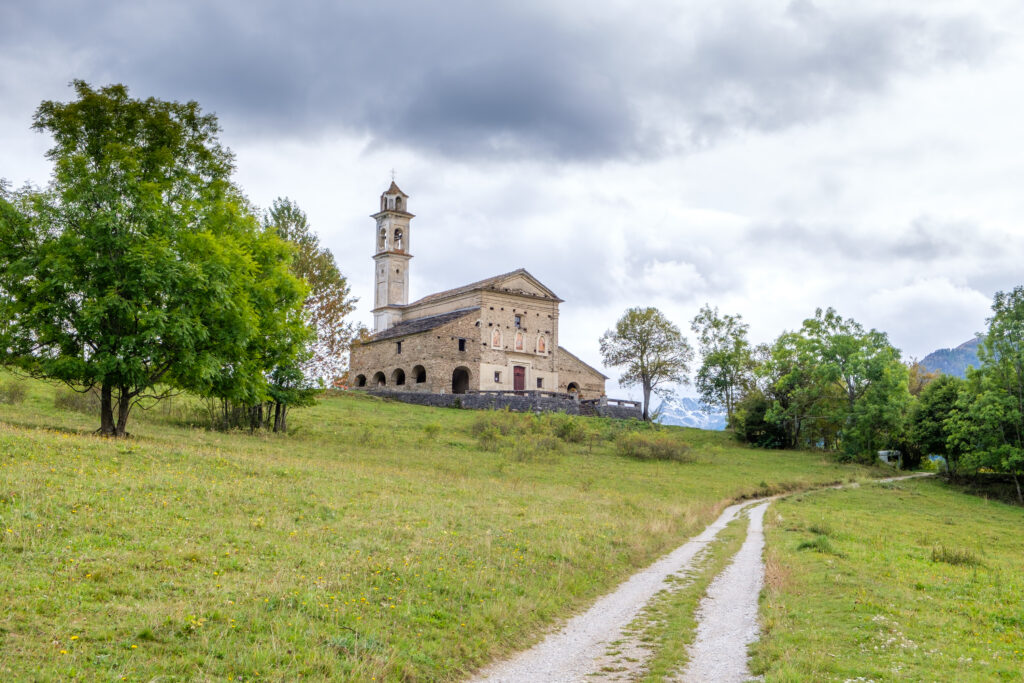 Fantastisch gelegen: die Wallfahrtskirche Santuario di Santa Maria di Morinesio.