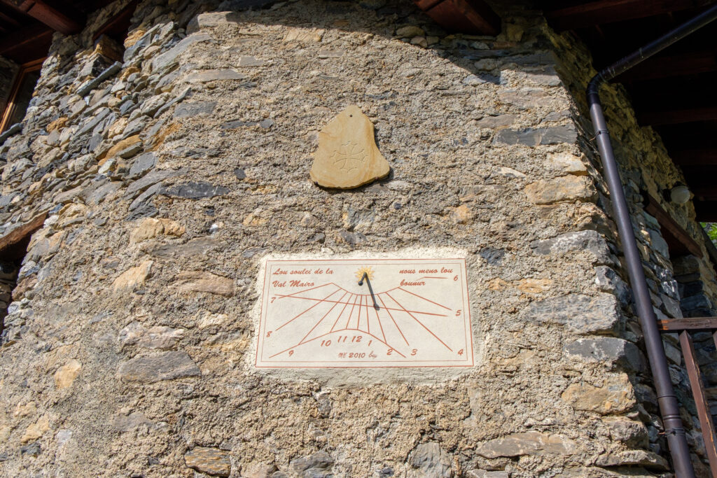 "Lou soulei de la Val Maira" – die Sonne des Mairatals lässt sich an einer Hauswand in Chiaperra ablesen