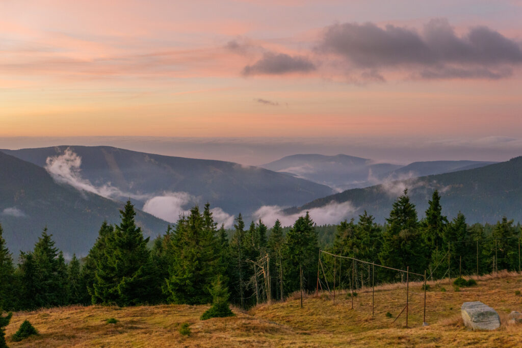 Morgendliche Nebelschwaden rund um die Petersbaude.