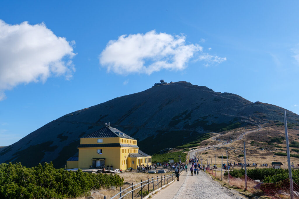 Die Schneekoppe vom Dom Śląski (Schlesierhaus) aus gesehen.