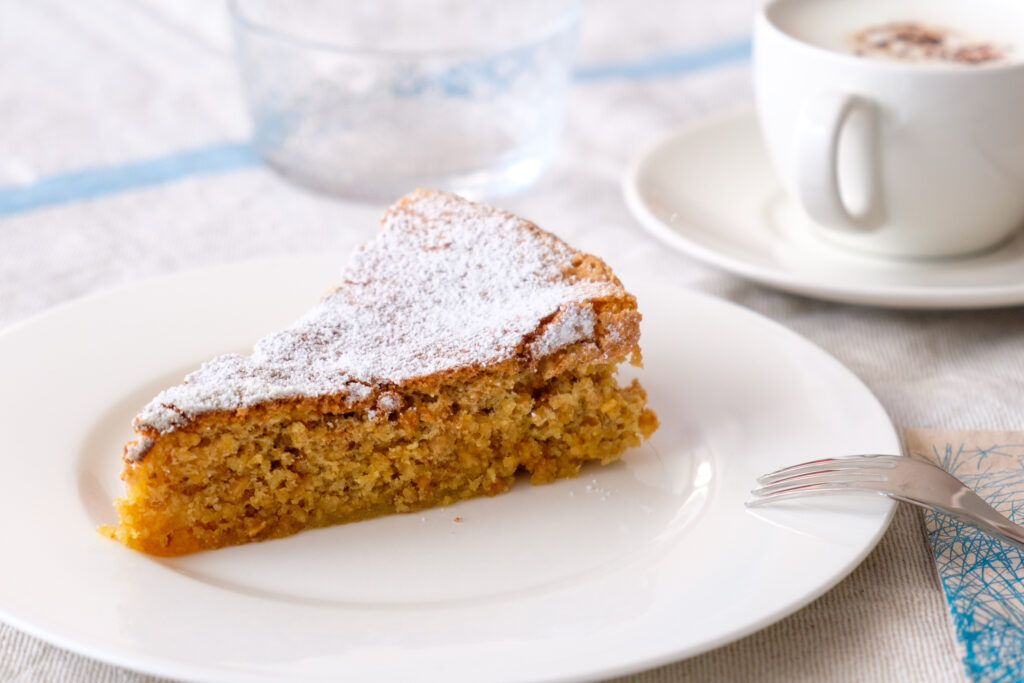 Besser als Cappuccino oder Espresso überlässt grüner oder weißer Tee dem Nusskuchen die ganze Bühne.